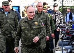 Tổng thống Vladimir Putin mặc quân phục, thị sát thao trường tập trận