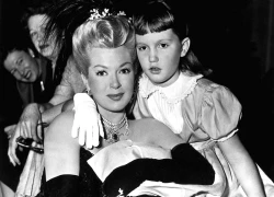 Vụ án chấn động Hollywood: Minh tinh màn bạc bị nghi giết tình nhân và để con gái 14 tuổi gánh tội