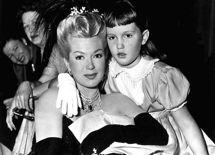 Vụ án chấn động Hollywood: Minh tinh màn bạc bị nghi giết tình nhân và để con gái 14 tuổi gánh tội