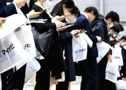 12,22 triệu cử nhân ra trường, bằng Tiến sĩ cũng phải đi bán hàng, lái taxi: Lời cảnh tỉnh từ Nhật Bản đến Trung Quốc
