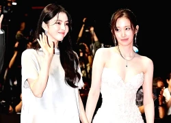 2 mỹ nhân tình tứ như "bách hợp" giữa thảm đỏ LHP Busan: Xinh ngây ngất nhưng Han So Hee mặc gì thế này?
