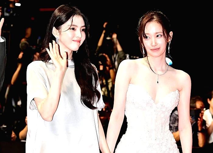 2 mỹ nhân tình tứ như "bách hợp" giữa thảm đỏ LHP Busan: Xinh ngây ngất nhưng Han So Hee mặc gì thế này?