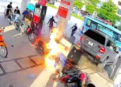 Clip Mercedes lùi trúng cột bơm xăng ở Hà Nội gây cháy dữ dội, nhân viên hoảng hốt tháo chạy