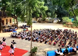 Cô giáo ung thư bị điều đi biệt phái cách nhà 35km được về lại trường cũ