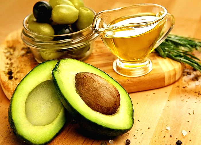 Dầu quả bơ và dầu ô liu, loại nào tốt hơn cho sức khỏe?