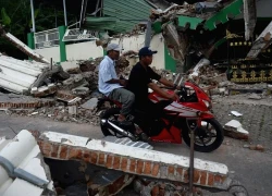 Động đất làm hư hại nhiều công trình công cộng tại Indonesia