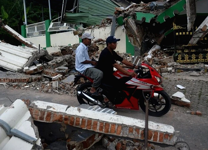 Động đất làm hư hại nhiều công trình công cộng tại Indonesia