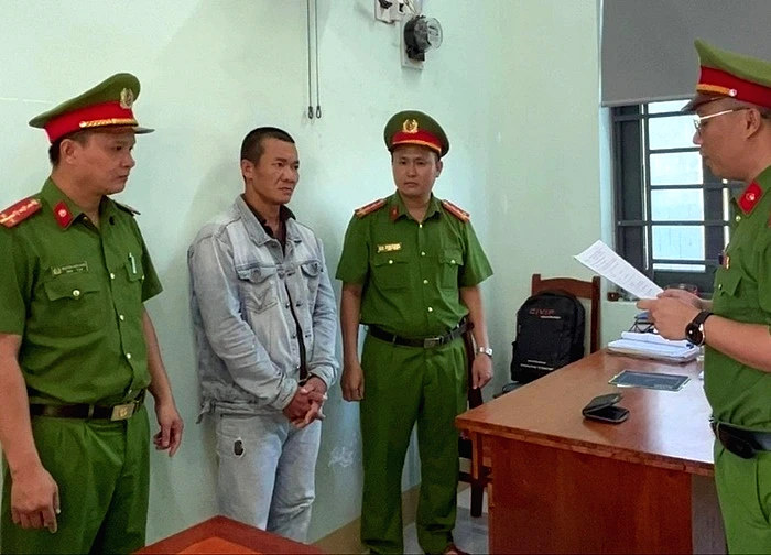 Gã đàn ông dùng rựa chém đứt lìa tay hàng xóm