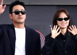 Ha Jung Woo - Gong Hyo Jin lộ "bệnh ngôi sao" ở LHP Busan: Đã đi muộn còn coi thường khán giả ra mặt?