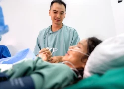 Hoa hậu H'Hen Niê sinh con đầu lòng: Chồng nhiếp ảnh gia khóc khi vợ "vượt cạn", em bé chào đời trông cực yêu