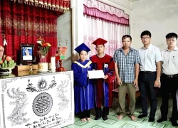 Mẹ khoác áo cử nhân nhận bằng tốt nghiệp kiến trúc sư thay con gái