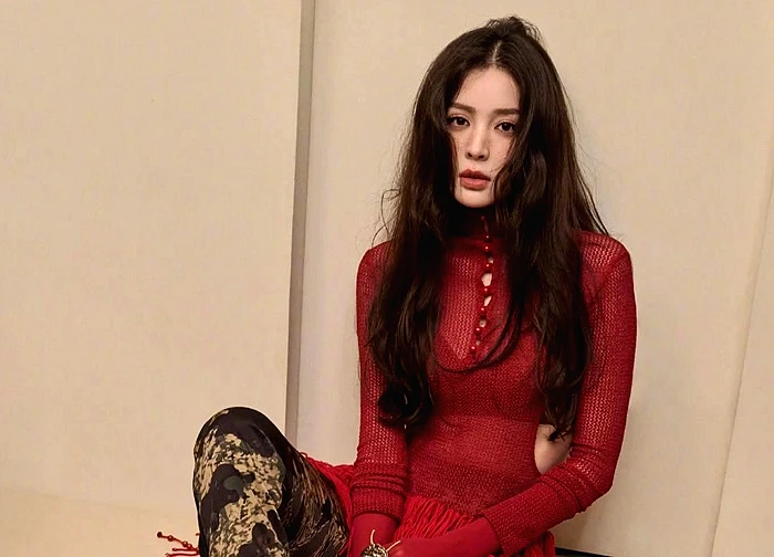 Mỹ nhân Trung Quốc diện váy của Thủ khoa thiết kế Việt lên bìa tạp chí