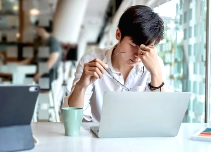 Người trẻ stress công việc chớ chủ quan