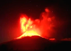 Núi lửa phun trào dữ dội, Indonesia nâng cảnh báo lên mức cao nhất