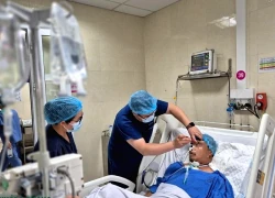 Thứ trưởng Bộ Y tế cứu người gặp tai nạn trên cầu Nhật Tân