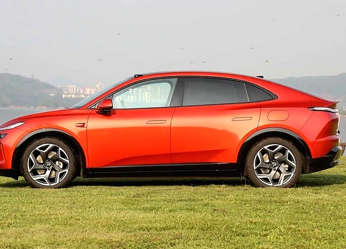 Xe gầm cao dài hơn 4,8 mét, công suất 456 mã lực, giá gần 770 triệu đồng