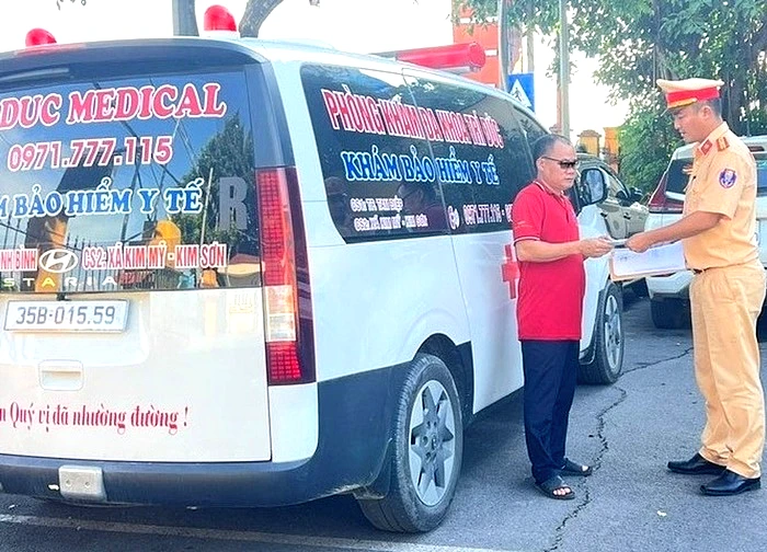Xử phạt lái xe cứu thương vượt đèn đỏ không bật đèn còi ưu tiên