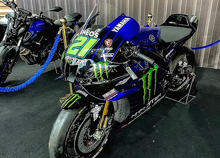 Yamaha YZR-M1 lần đầu tiên dùng động cơ V4