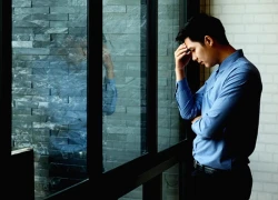 Bạn thân đi du học nhờ chăm sóc người yêu, tôi khổ sở vì trót mê cô ấy