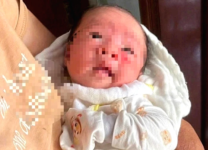 Bé gái sơ sinh bị bỏ ở trạm điện cùng tờ giấy ghi tên và 15 triệu đồng