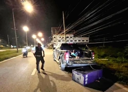 Cãi nhau với vợ, người đàn ông lái ô tô đi trộm cây ATM