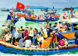 Đêm trăng rằm, lung linh hoa đăng cưỡi sóng rước hội Nghinh Ông