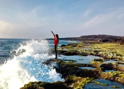 Khách 'săn' cảnh sóng tung bọt trắng xóa, nhìn như ảnh ghép ở Khánh Hòa