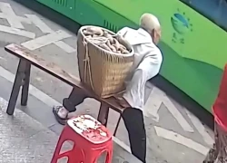 Không đón cụ ông mang giỏ nặng, tài xế xe buýt nhận kết đắng