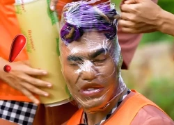 Lê Dương Bảo Lâm bị quấn kín mặt, khán giả phẫn nộ