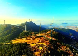 Ngắm cánh đồng điện gió ven biển Gia Lai ẩn hiện trong những tầng mây