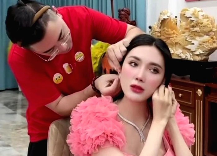 "Ngân Collagen đang xúc phạm IQ người xem"?