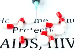 Người nhiễm HIV uống thuốc ARV cùng thuốc điều trị bệnh mạn tính: Làm sao để không xung đột?