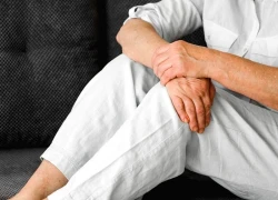Dấu hiệu thận yếu dễ thấy vào buổi tối