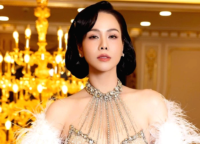 Nữ nghệ sĩ là đại gia có biệt thự TP.HCM 20 tỷ, 40 tuổi tự sinh con, bế con riêng về thăm nhà chồng cũ