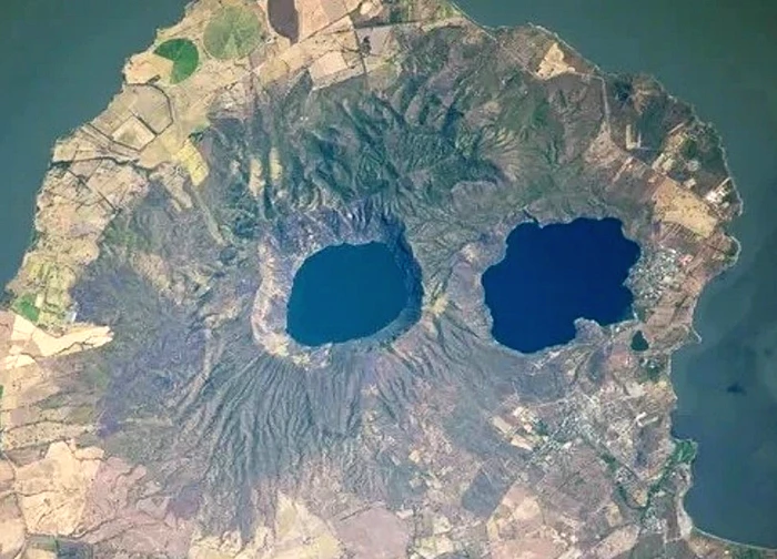 Núi lửa 'mắt lồi' trên bán đảo đầu lâu nhìn chằm chằm vào không gian