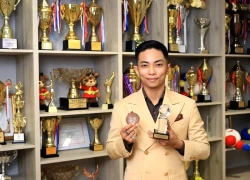 Phan Hiển khoe kho "vàng" vô giá cùng Khánh Thi nhưng xem đến cuối ai cũng bật cười vì một hành động