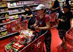 Siêu bão Ragasa đổ bộ, người Trung Quốc đổ xô tích đồ