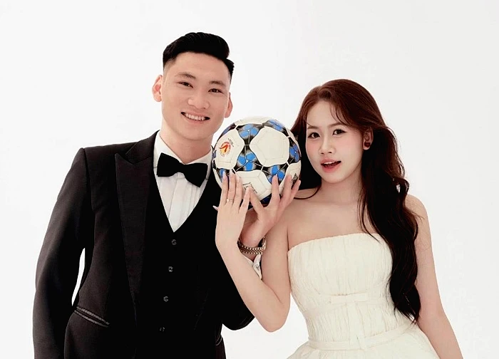 Thủ môn ĐT Việt Nam tung ảnh cưới "nét căng" cùng "chị đẹp" là tiếp viên hàng không