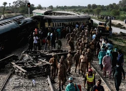 Trật bánh tàu chở khách tại Pakistan khiến nhiều người bị thương