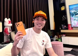 Văn Toàn khoe iPhone 17 mới cứng, hóa ra Hòa Minzy mới là người "quẹt thẻ": Trừ thẳng 70 triệu vào nợ!