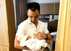 Vợ chồng Hoa hậu H'Hen Niê thức trắng đêm trông con, chắt chiu từng giọt sữa non cho con bú
