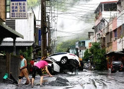 Bão Ragasa: Khách sạn Hong Kong vỡ cửa, nước tràn như sóng thần ở Đài Loan