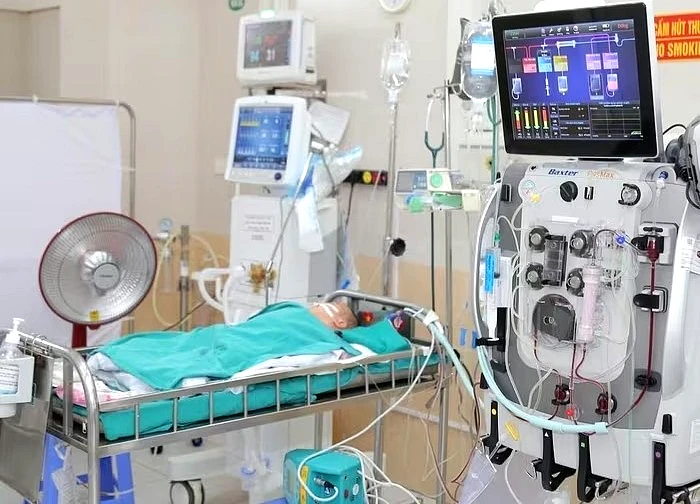 Bé trai tím tái, nguy kịch chỉ sau 3 ngày sốt