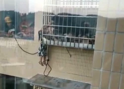 Ngã từ tầng 20 xuống tầng 13, bé gái thoát nạn nhờ hàng xóm phản ứng nhanh