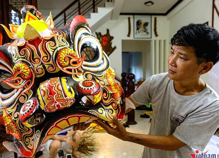 Gia đình hiếm hoi giữ nghề 'khó làm giàu' ở Hội An, tự hào 2 con gái nối nghiệp