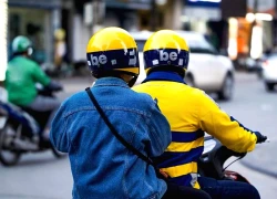 Nam nhân viên văn phòng khựng lại trước dòng chữ trên tấm thẻ của tài xế