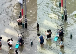 Người dân đổ xô ra đường bắt cá, xuống biển nhặt hải sản sau bão Ragasa