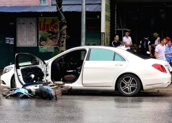 Nữ tài xế ô tô mở cửa bất cẩn, người đi xe máy ngã sõng soài