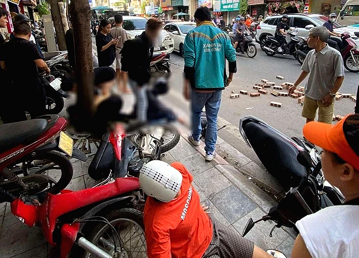 Ô tô con tông liên hoàn trên đường phố Hà Nội, 4 người bị thương