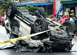 Ô tô lật ngửa sau va chạm với xe máy, một người tử vong